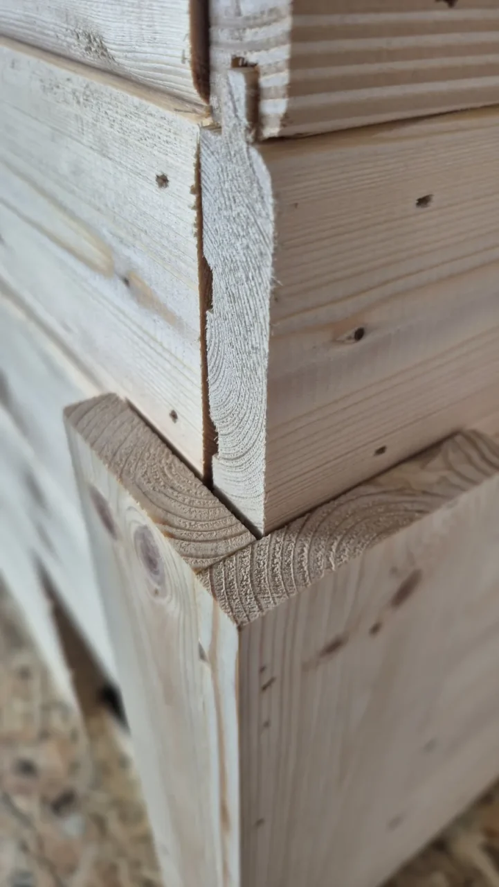 Kaķu mājiņas prototipa stūra savienojums ar vertikālu statni